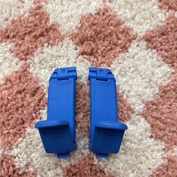 Doona base replacement seatbelt latch (the pair) - Picture 2 of 5